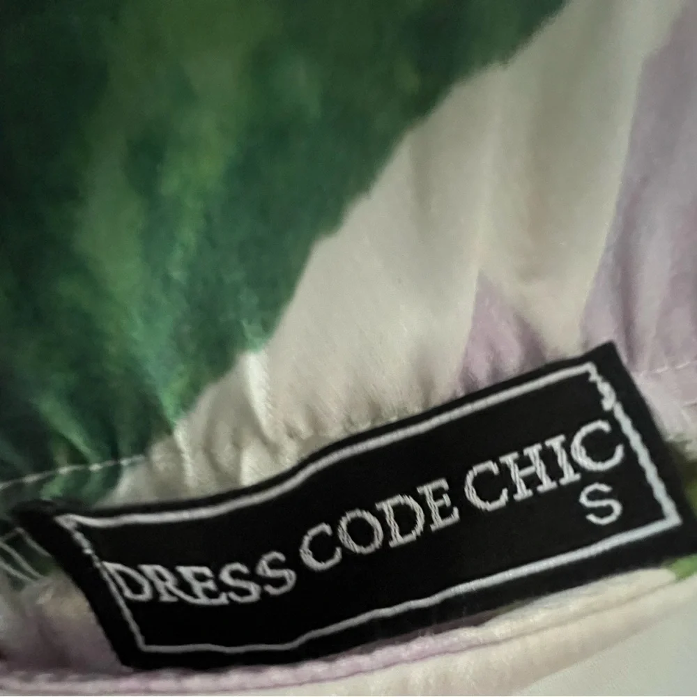 Dress Code Chic Floral White and Purple Women's Shorts, size S
